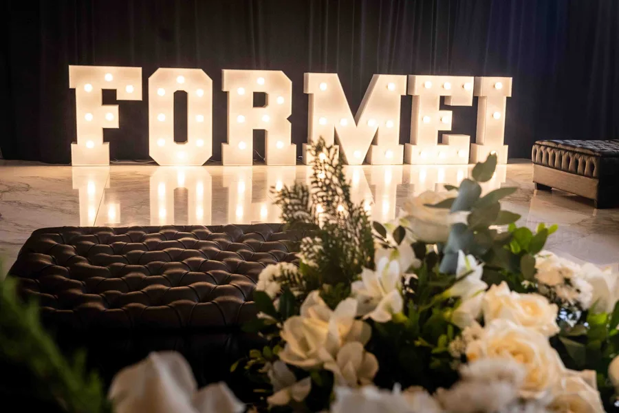 Decoração de baile de formatura em Florianópolis com letras FORMEI iluminadas