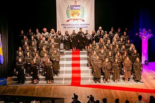 Formandos celebrando formatura em Santa Catarina