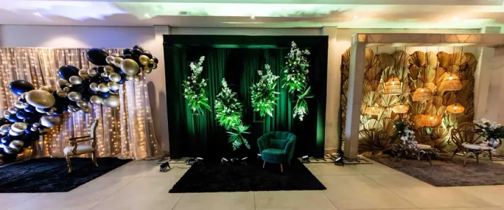 Cenário decorado para formatura em Florianópolis com stands fotográficos